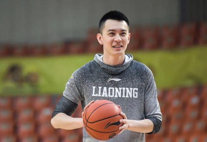 最帅篮球教练杨鸣宣布离婚10年恩爱转头空将共同抚养孩子
