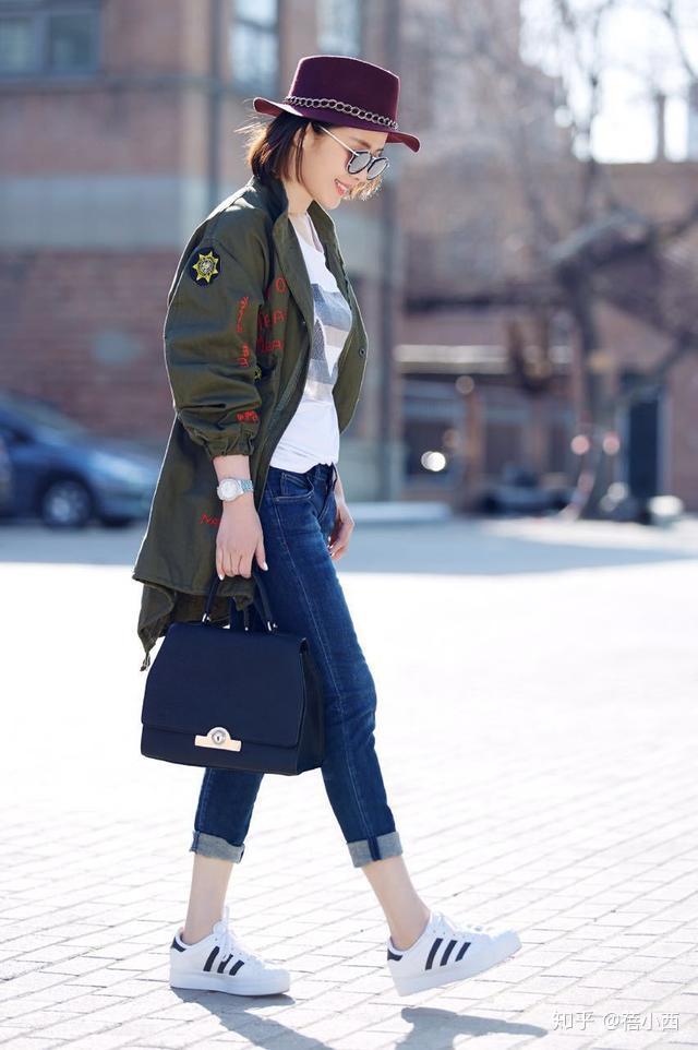 机场造型贾静雯这次就穿对了军绿色风衣配长筒靴漂亮又大气