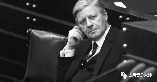 施密特(helmut schmidt,1918——)在伦敦阿比大街的录音室里,和克里斯