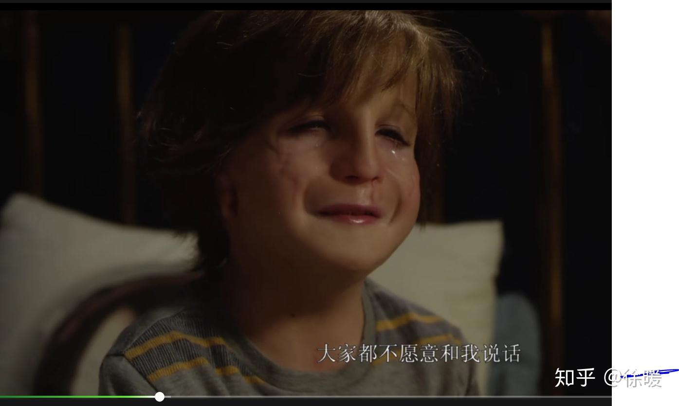 很显然他在人群中是格格不入的,米兰达给他送了一个宇航员的头盔,他