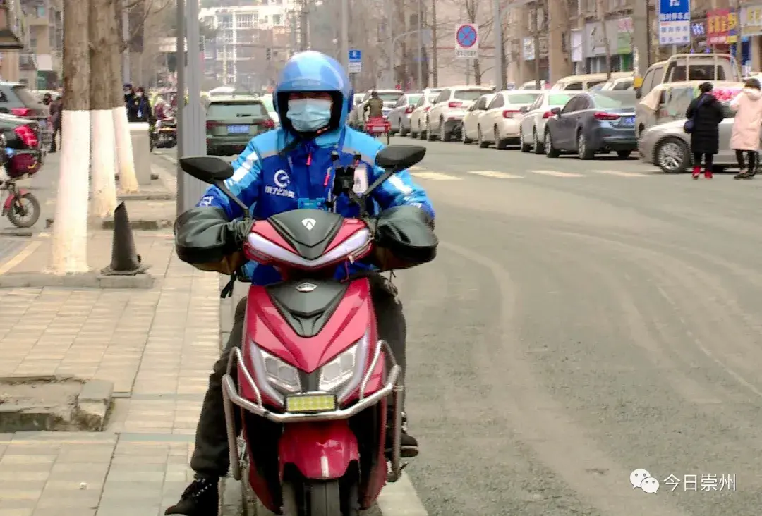 因此,他们需要付出更多的努力存在的沟通障碍聋哑人当外卖配送员背后