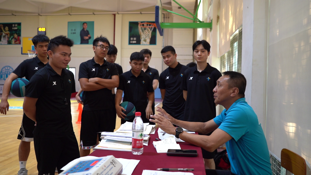 直击中国篮球名宿李群的青训教练员弟子班培训现场! - 知乎