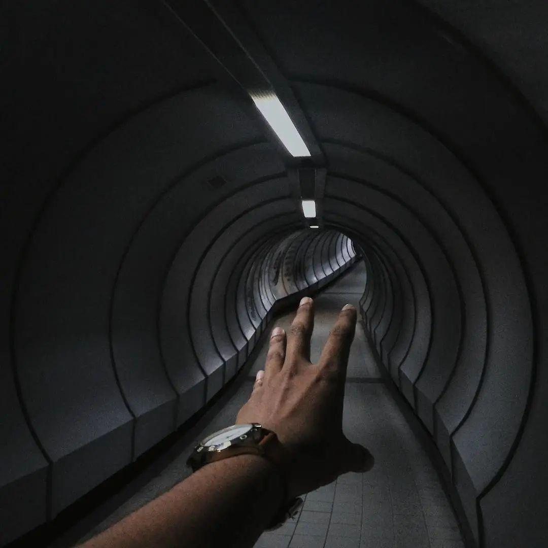 当摄影师以第一视角去拍摄手出现在画面中时,会让人产生 "我是主人公"