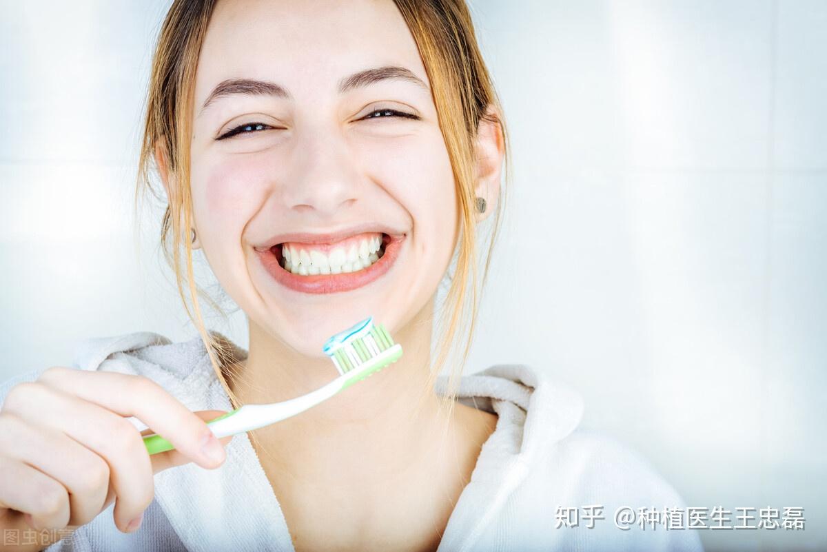 牙根外露、牙齦萎縮 竟是刷牙惹的禍！牙醫教5技巧慢慢刷！ | 中天新聞網