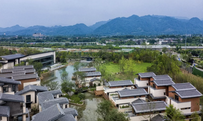"拜水都江堰,问道青城山",绿地都江堰青城小镇具有得天独厚的"双遗"
