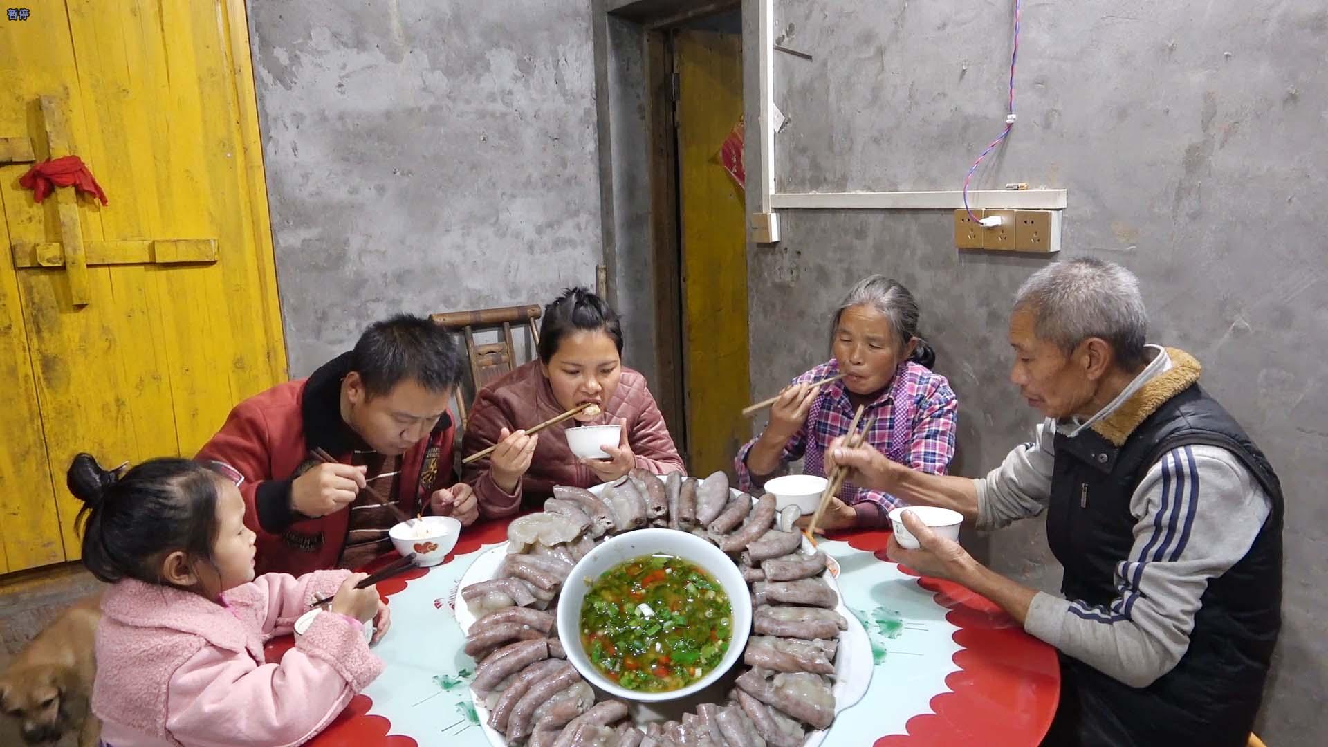 农村四哥家场坝铺石板接近尾声,王四整红烧排骨,好好犒劳众人