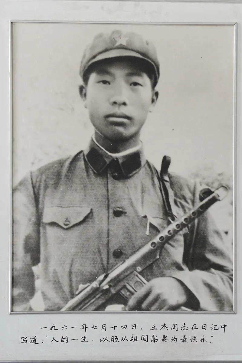 处处以身作则雷锋等英雄为榜样他以董存瑞,黄继光,王杰生前系装甲兵某