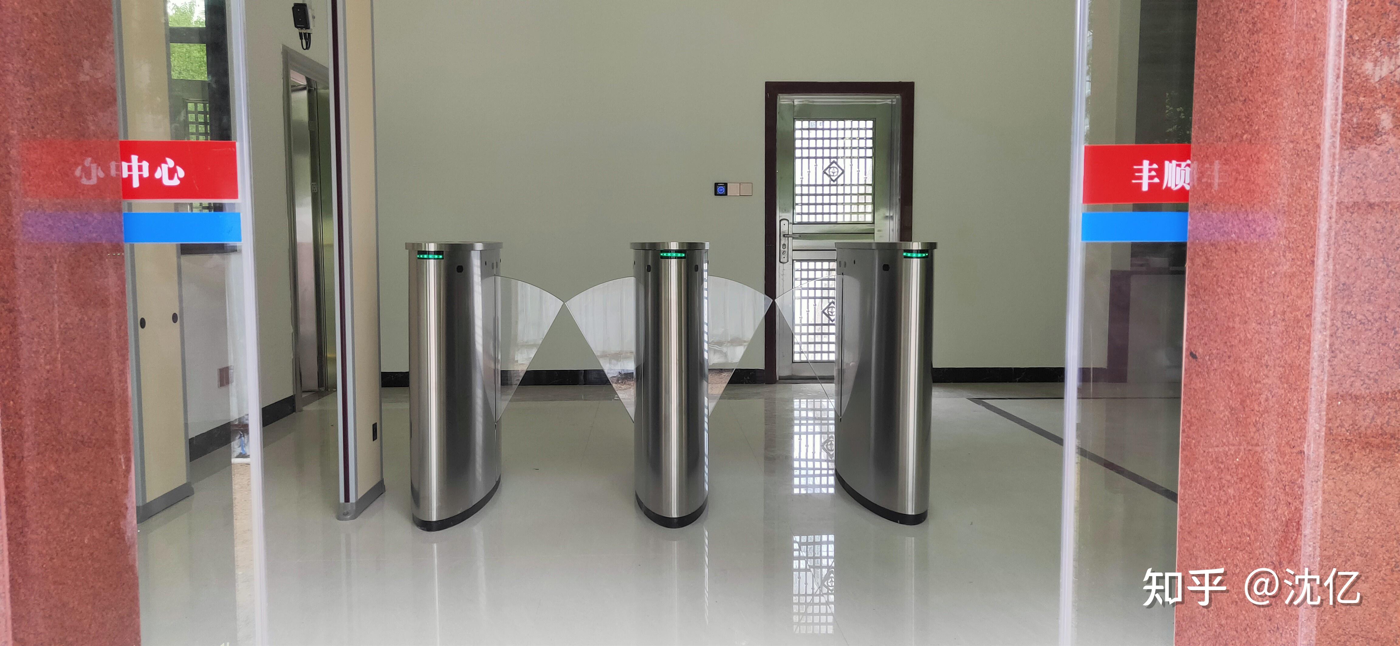 高中校园刷卡闸机其外观上大气,得体,上层次,因而高