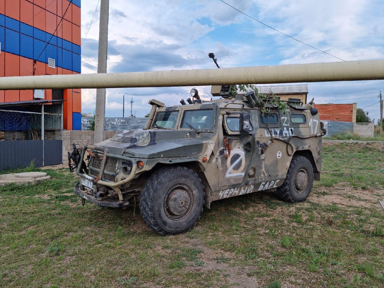 在未知地点,披露一辆俄军虎式装甲车被缴获.