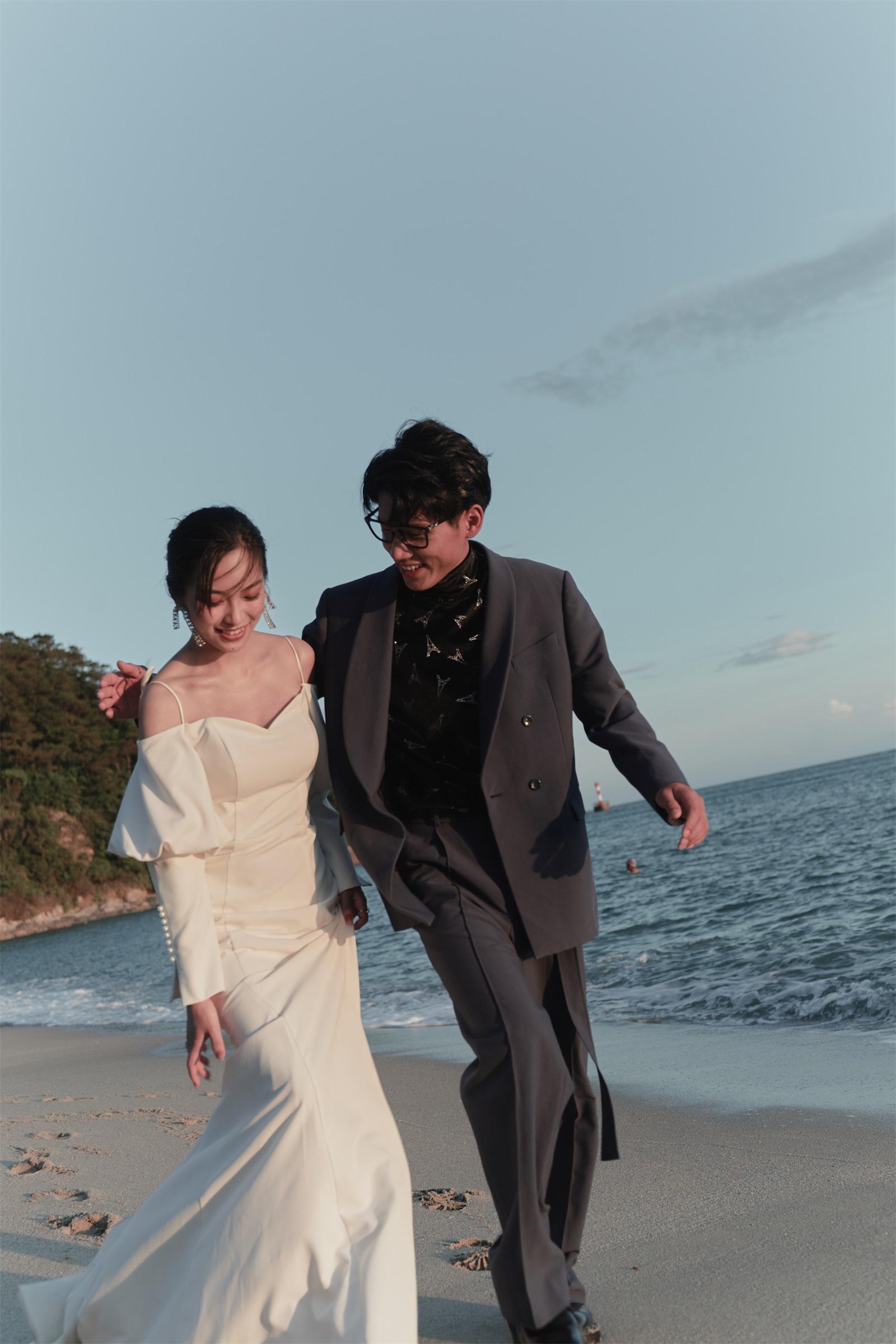 夕阳下的海边婚纱照恋人仿佛从电影里走出来一样