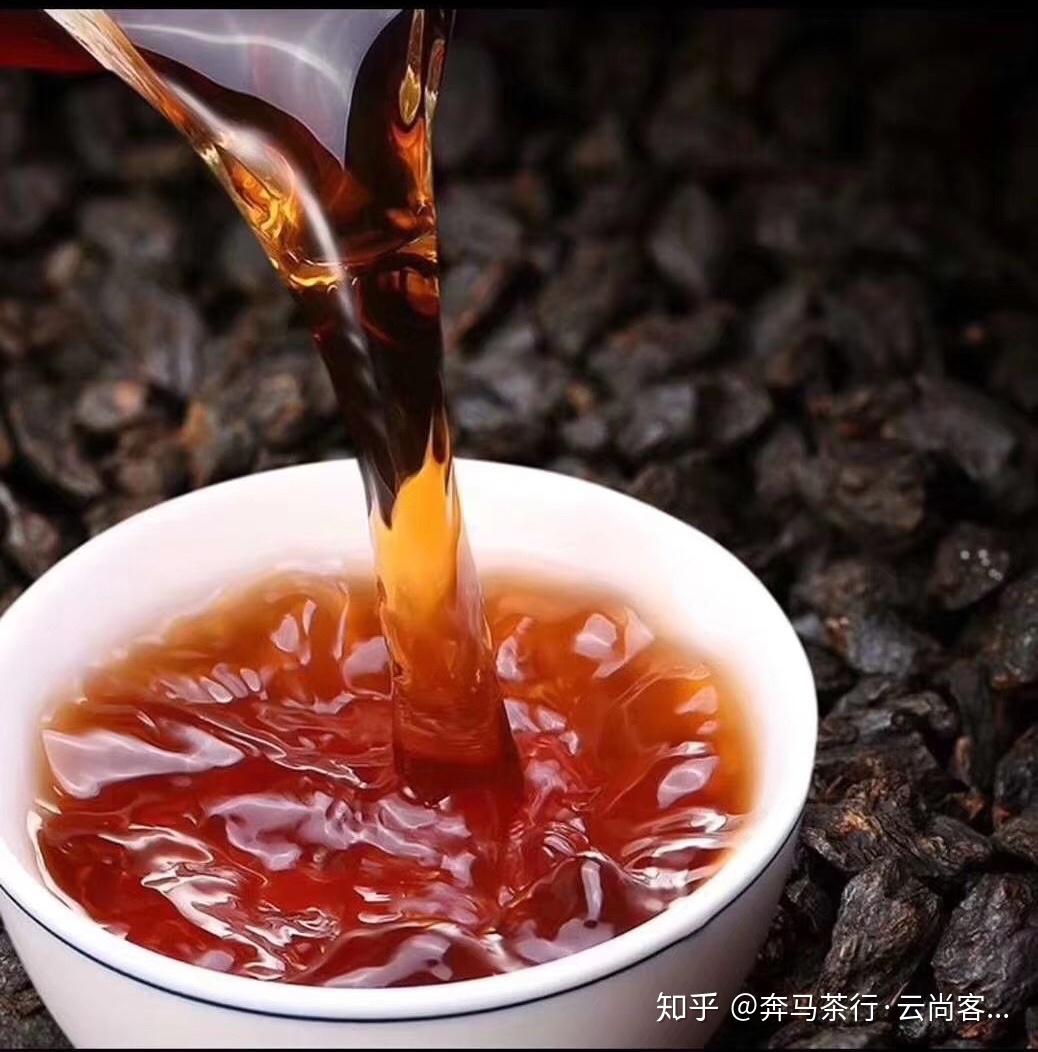 黑茶汤色红浓沸水冲泡下茶红素的尽情催生