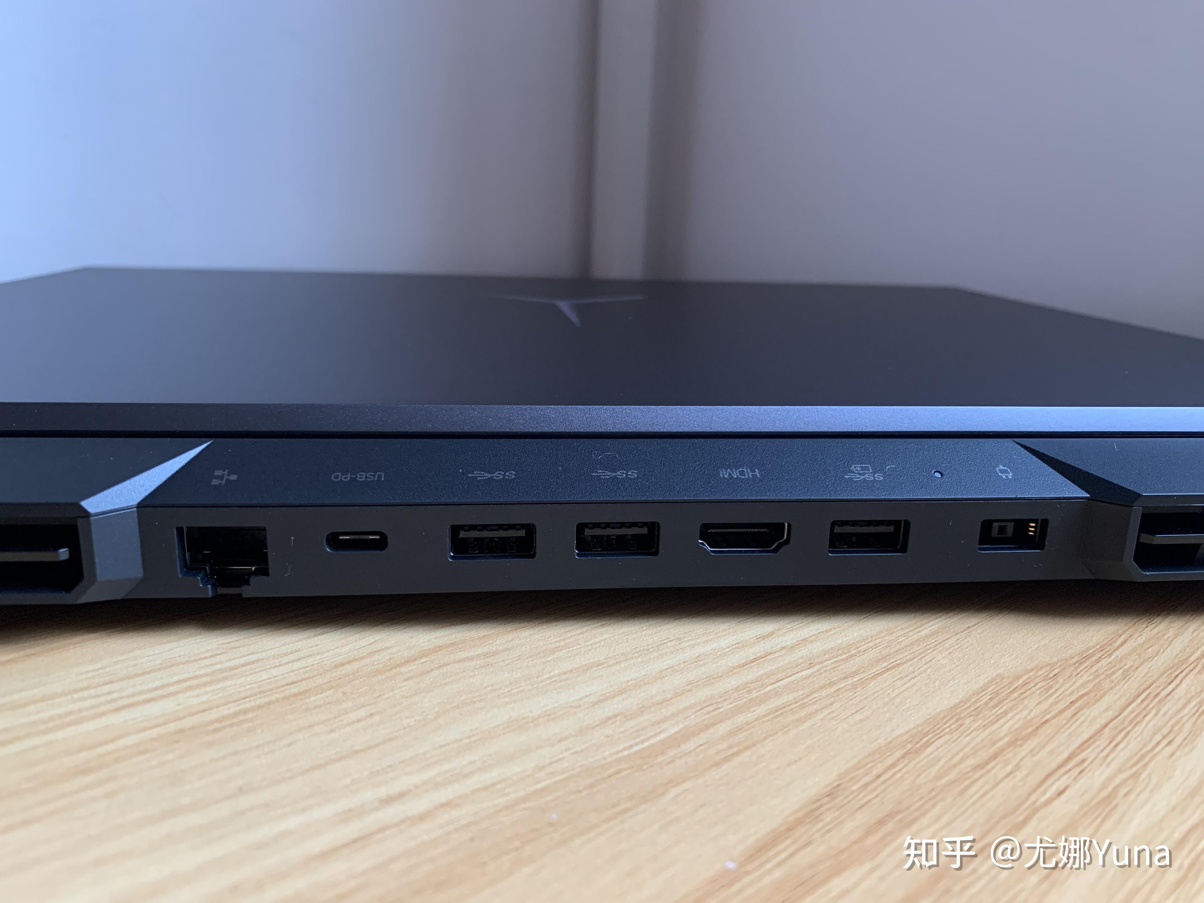 嗯,不愧是上位产品,包装比r7000p精致了一点……圆形封口条可用于检验