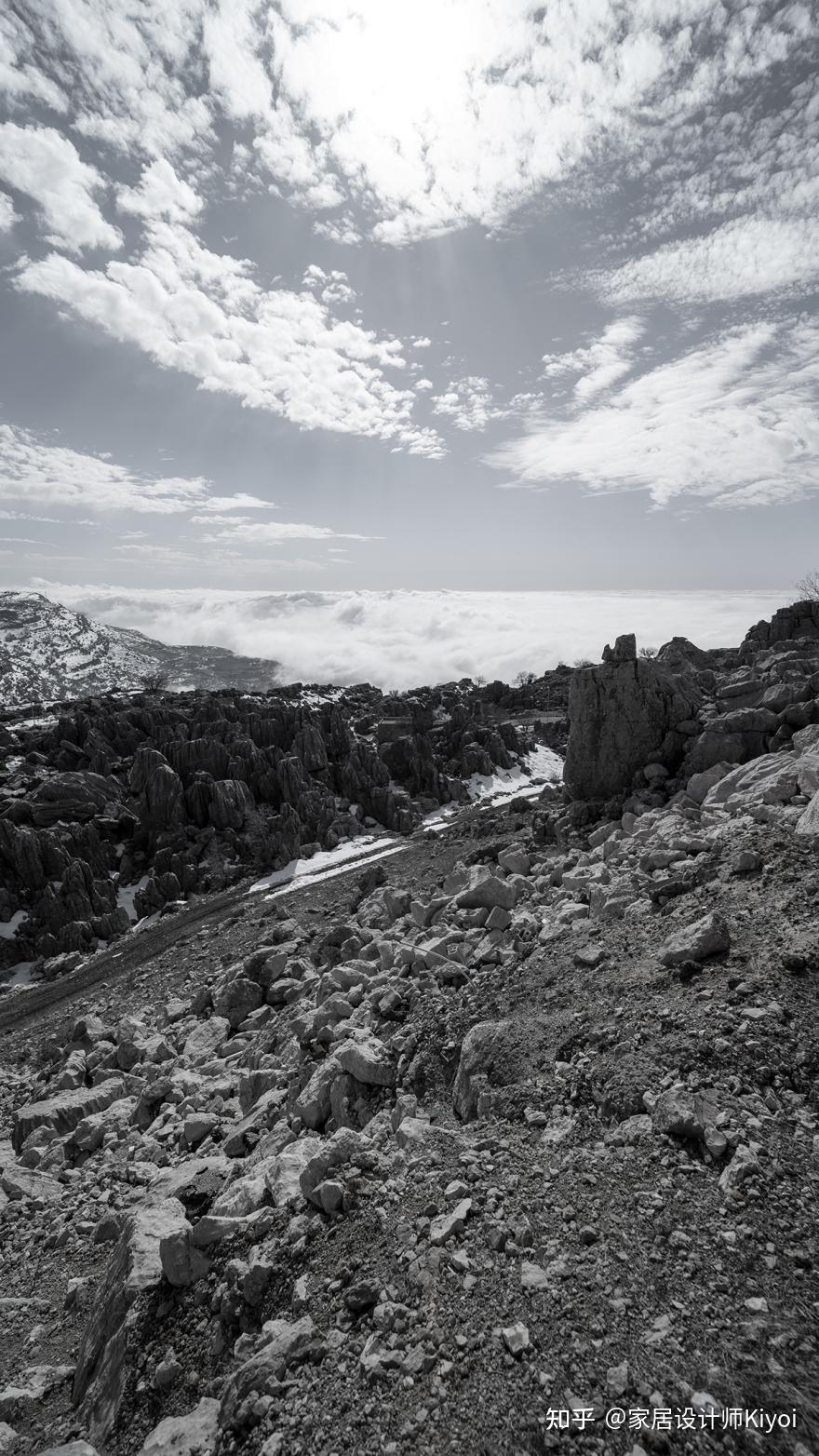 黎巴嫩高级灰住宅设计人工混凝土与自然山景交融