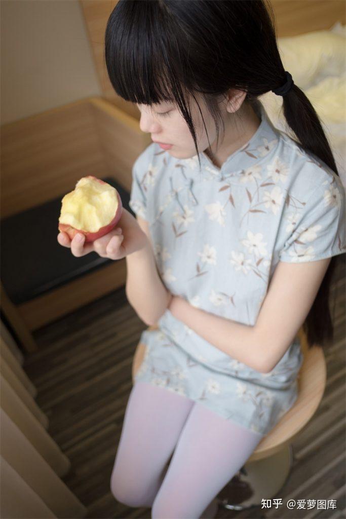 旗袍连衣裙搭配白色丝袜