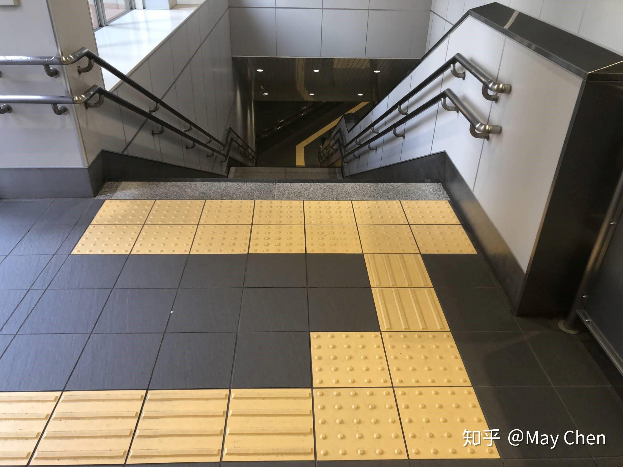 导盲砖可以引导视障人士直达东京火车站的楼梯顶端不过,触觉人行道