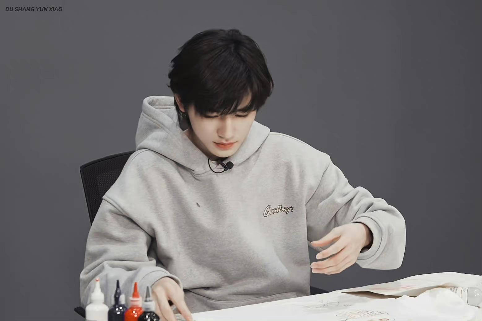 宋亚轩冷脸宋亚轩男友风宋亚轩灰色卫衣宋亚轩限定男高