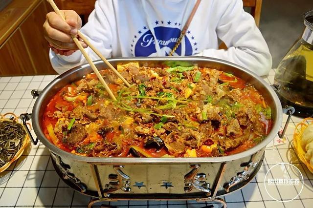 店主是同心人,最大的不同自然是这里的牛肉,羊肉都是从老家同心专门