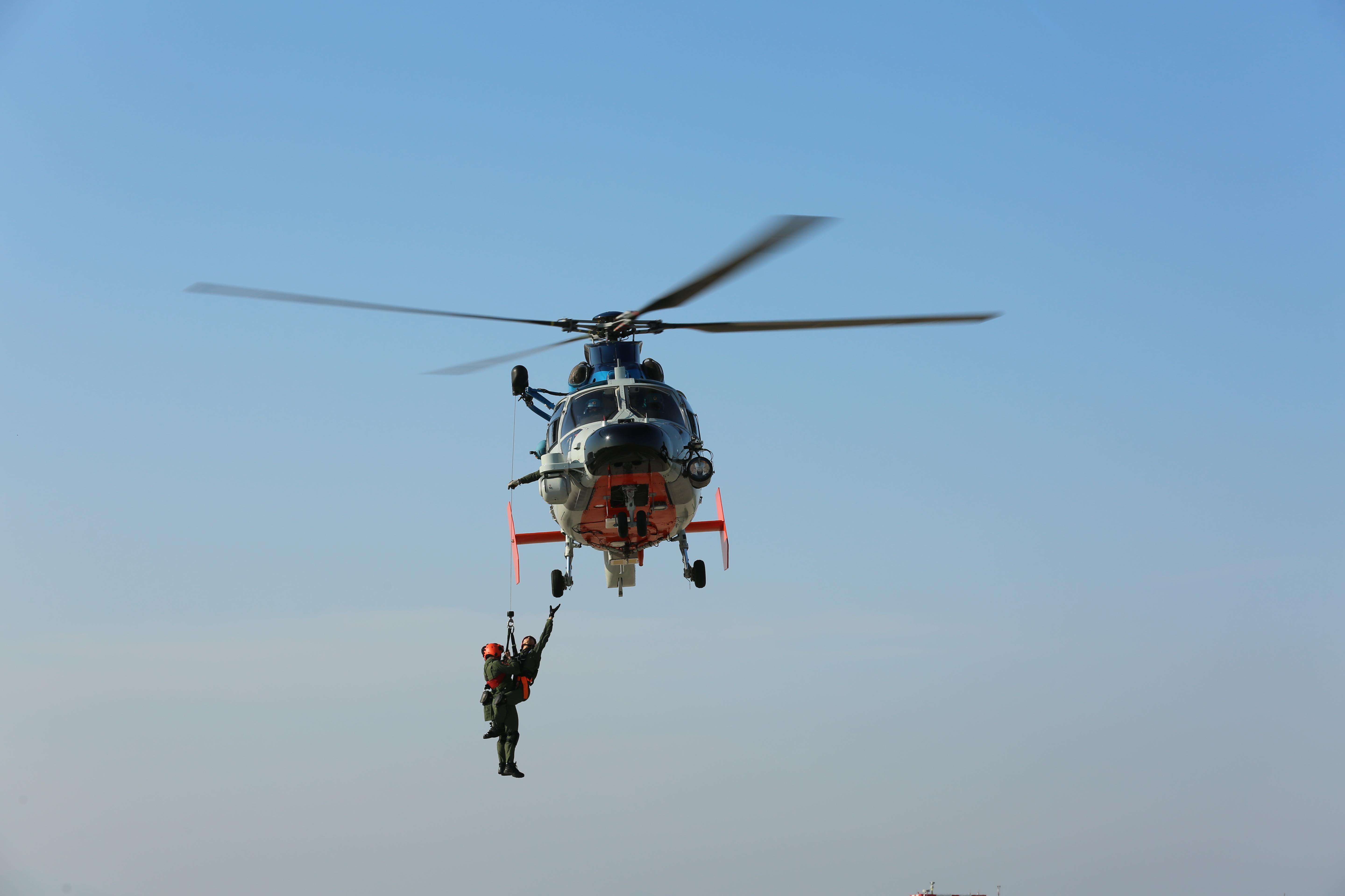 却是确保舰载战斗机飞行员生命安全的最后一道防线——舰载直升机海上