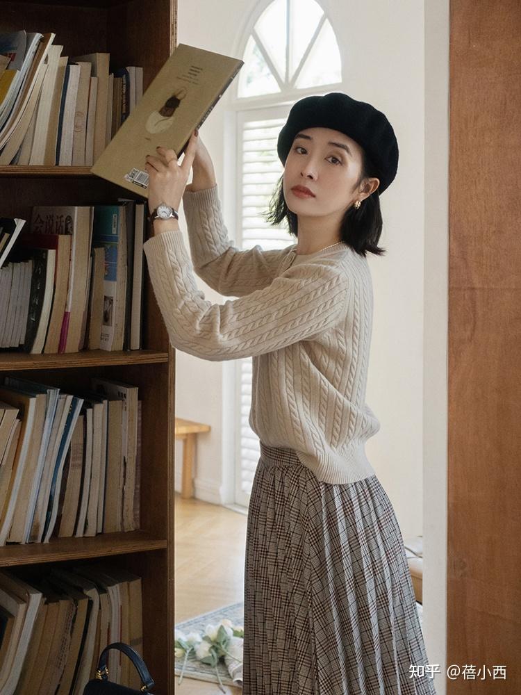 穿"针织开衫"下面搭什么?建议配这3种,学会了你也是时尚博主