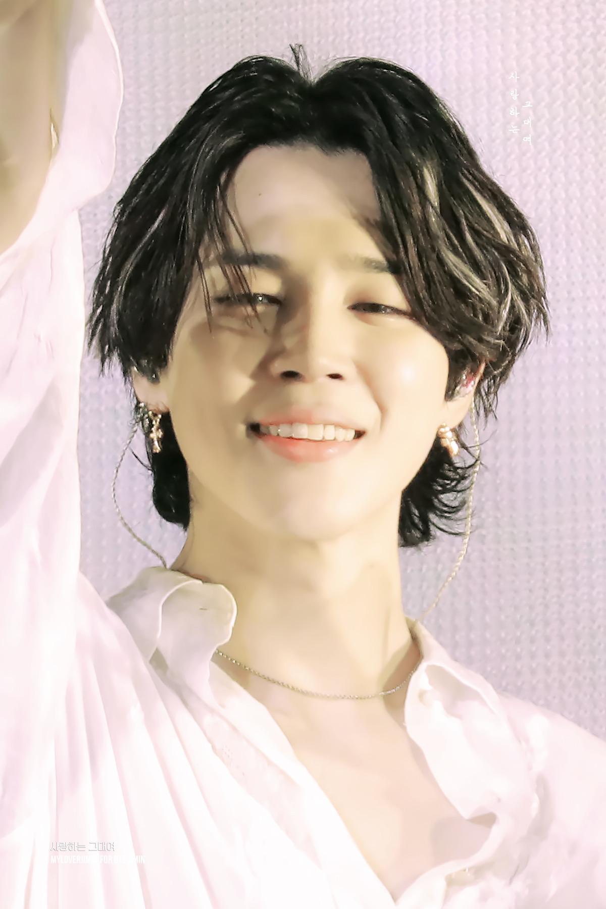 请问有朴智旻近期黑发白发挑染的图吗