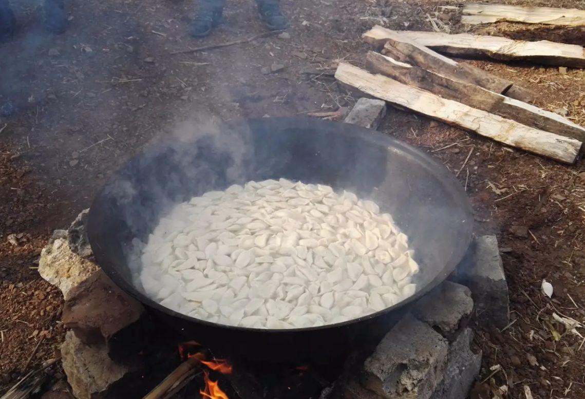 团长官俊亭当然也不敢大意,他检查完了驻地周围的防务之后,才回到了团