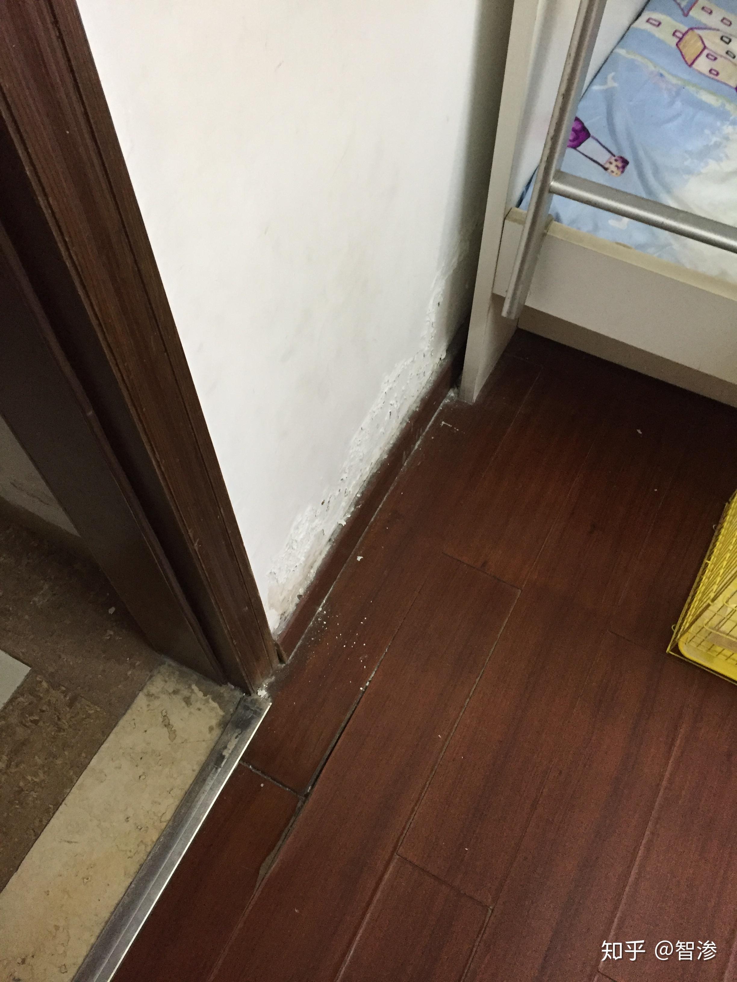 客厅天花上的渗水哪里来的