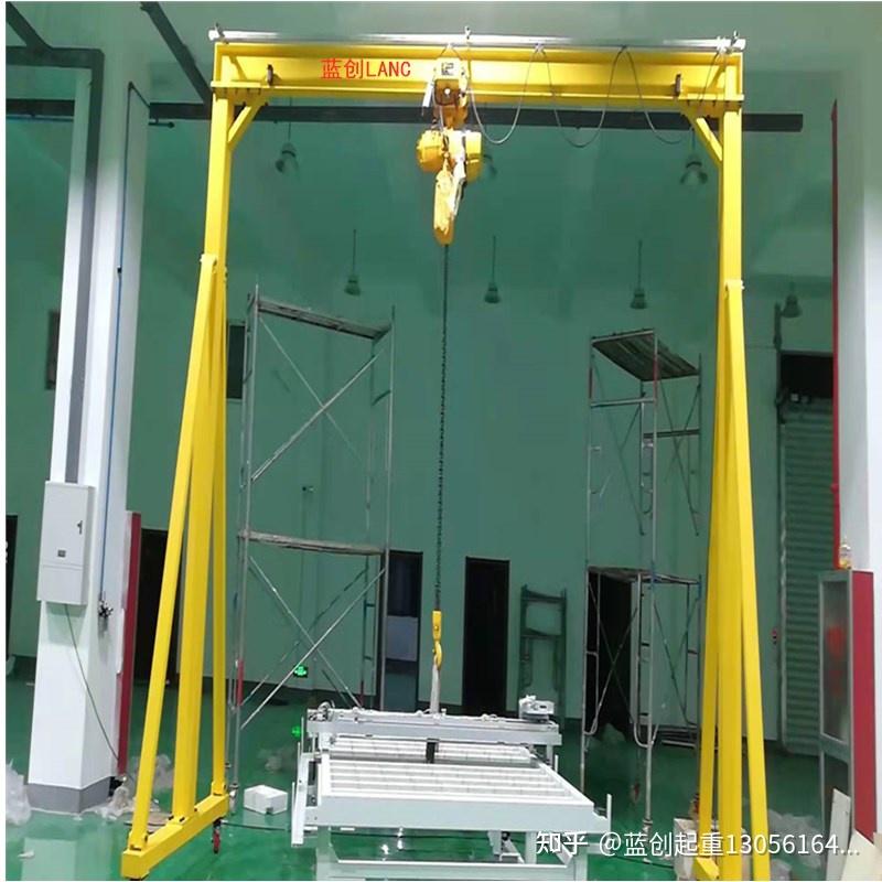 2t手推移动式龙门架在机器人车间的应用