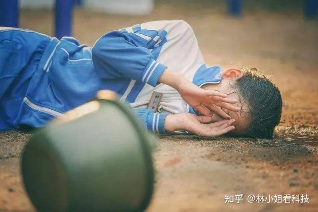 虚惊一场重庆一学校出现校园欺凌假的学生间嬉戏打闹