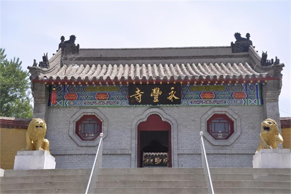 永丰寺:复州永丰塔建于辽代,塔高28米,为八角八面密檐13层实心塔.