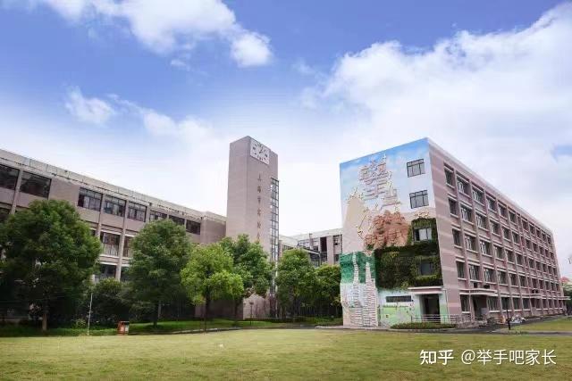 莘光也是区内家长青睐的好学校,是实力强劲的公办战队,与莘松中学