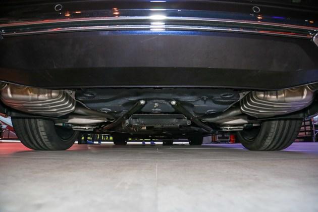 底盘悬架方面,新辉昂搭载了aas自适应空气悬架,不仅可以根据路况自动