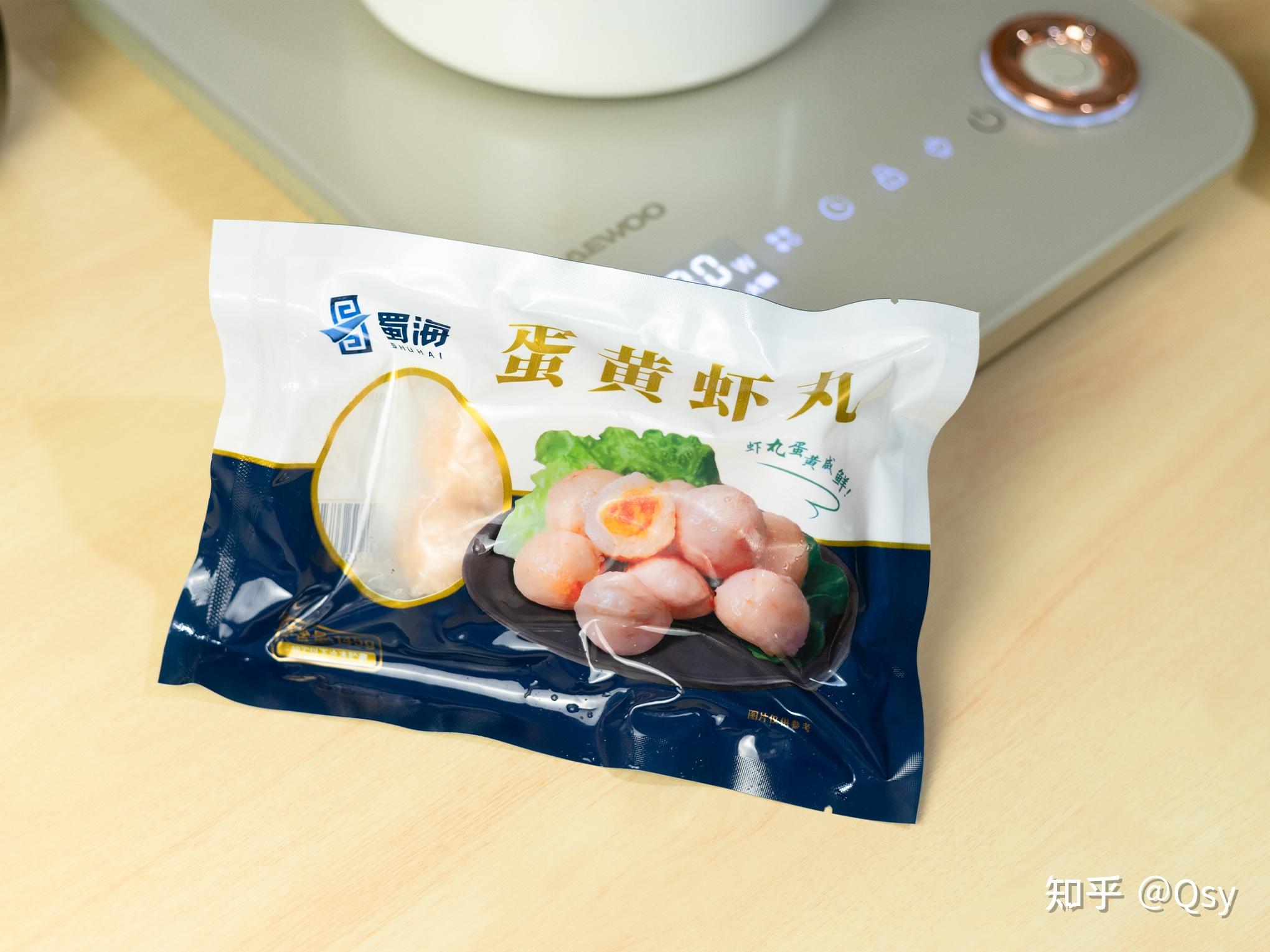 吃火锅少不了丸子,海底捞丸子中最喜欢是流沙咸蛋黄虾丸和芝士虾丸.