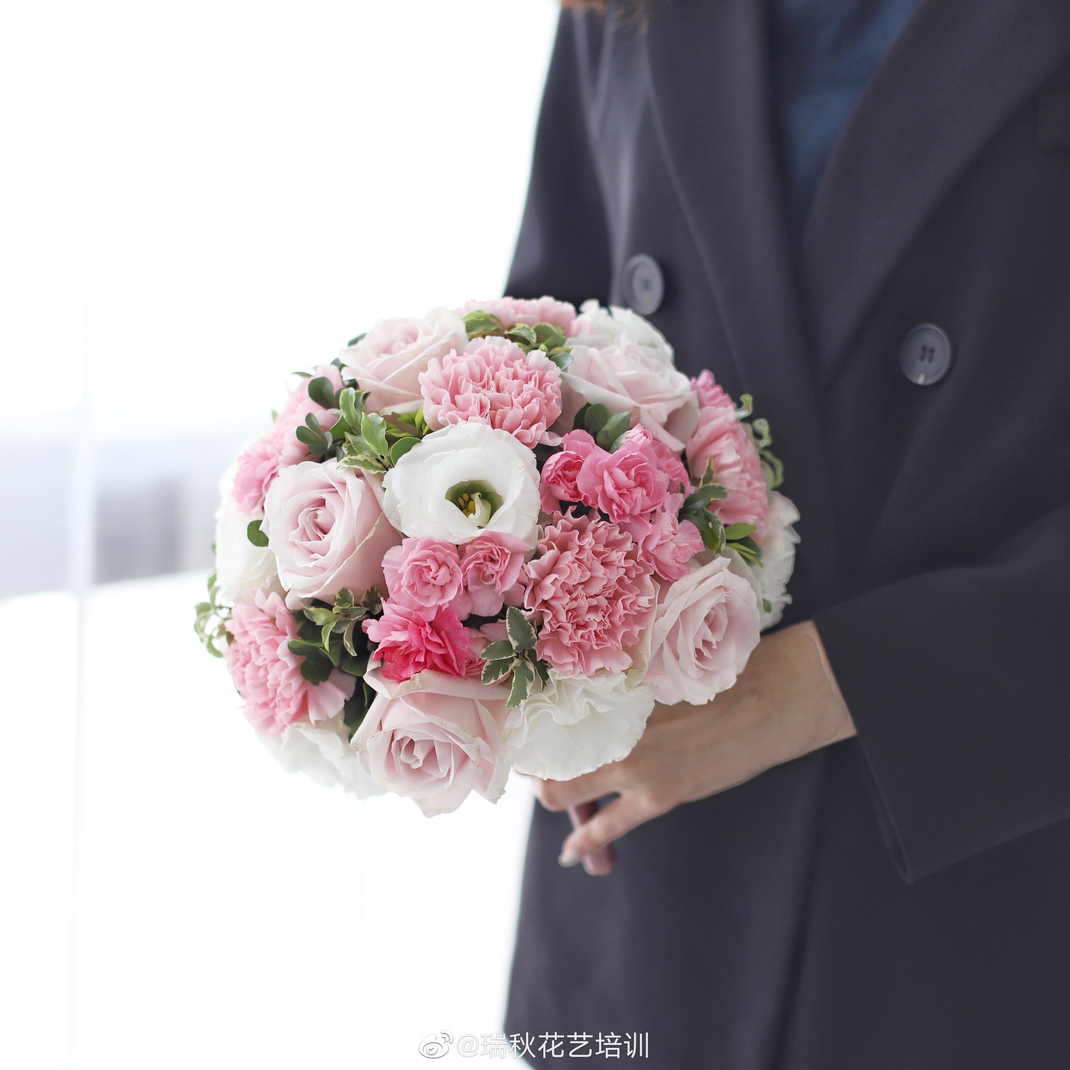 学习欧洲成熟花艺体系,跻身花艺大师行列的同学花艺设计师,婚礼花艺师