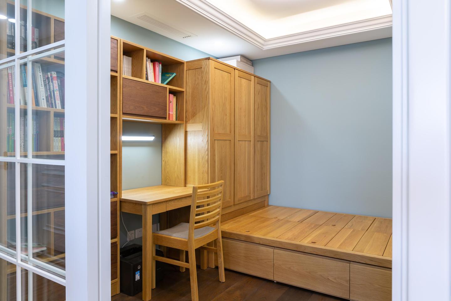 如何用榻榻米搞定8平米小卧室?