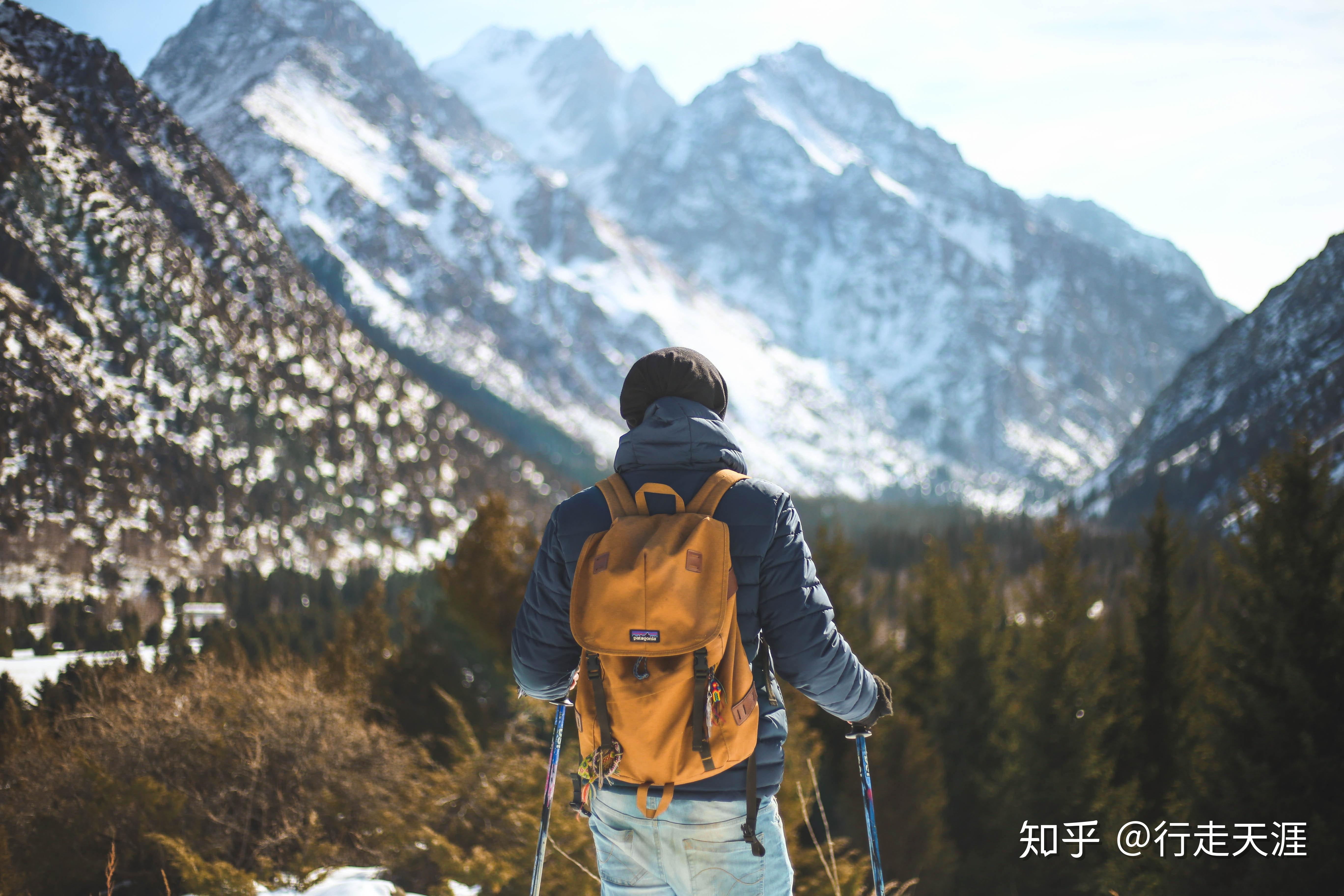 我們所稱的登山杖,國內沒有明顯區分,但在國外有兩種類型,英文分別是