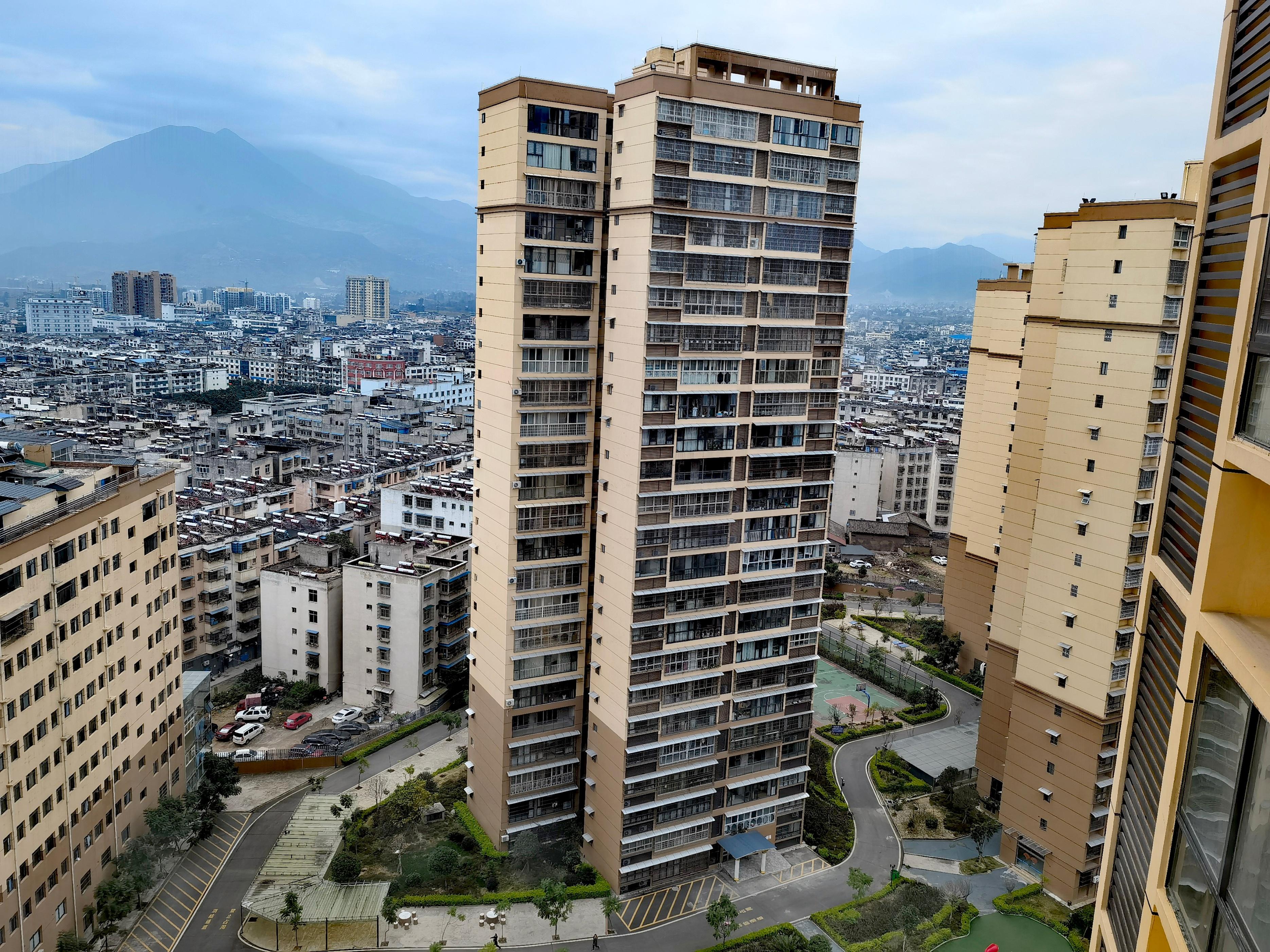 德昌距离凉山州州府所在地西昌不到50公里路程,走京昆高速西攀段半