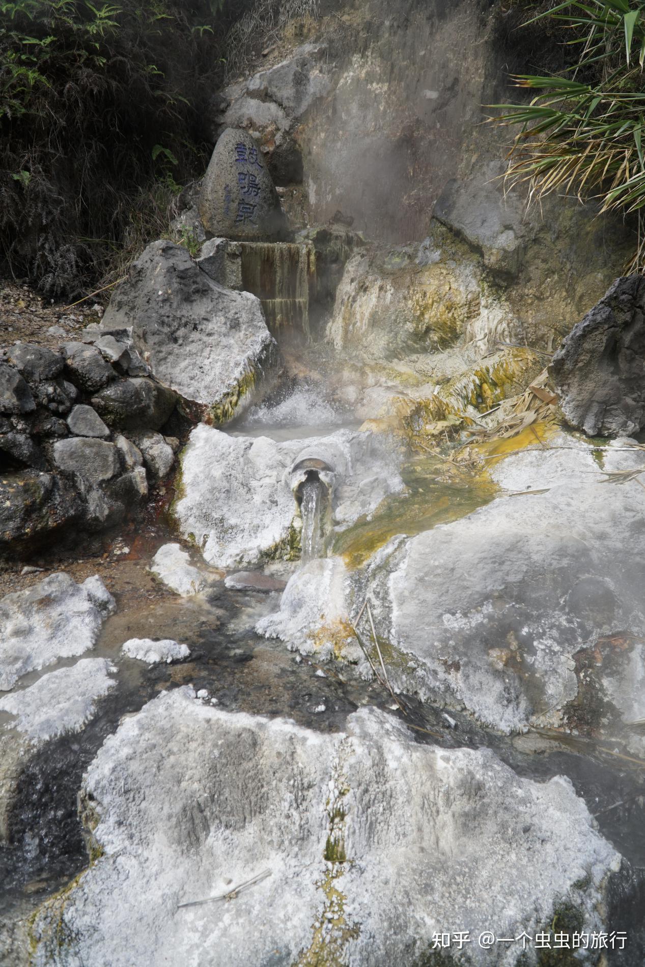 青山环抱中的大滚锅腾冲火山热海