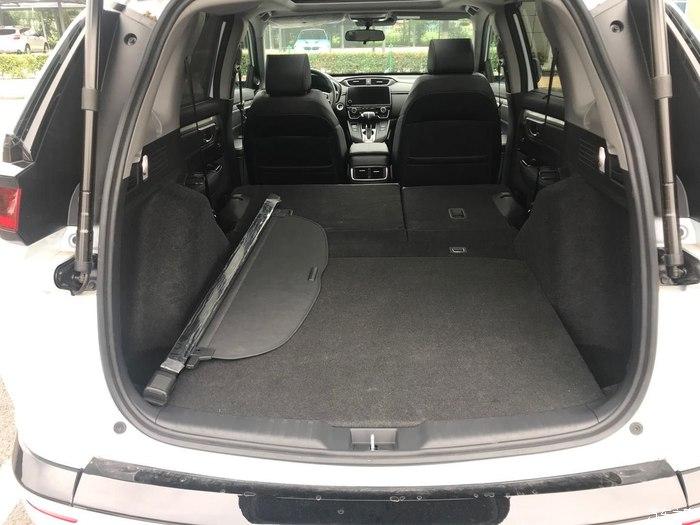 一键放倒 皓影的后备箱上面有两个拉手可以把后排座椅一键放倒 这是