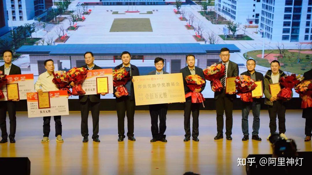 网红教授郑强向江西泰和中学募资捐赠100万