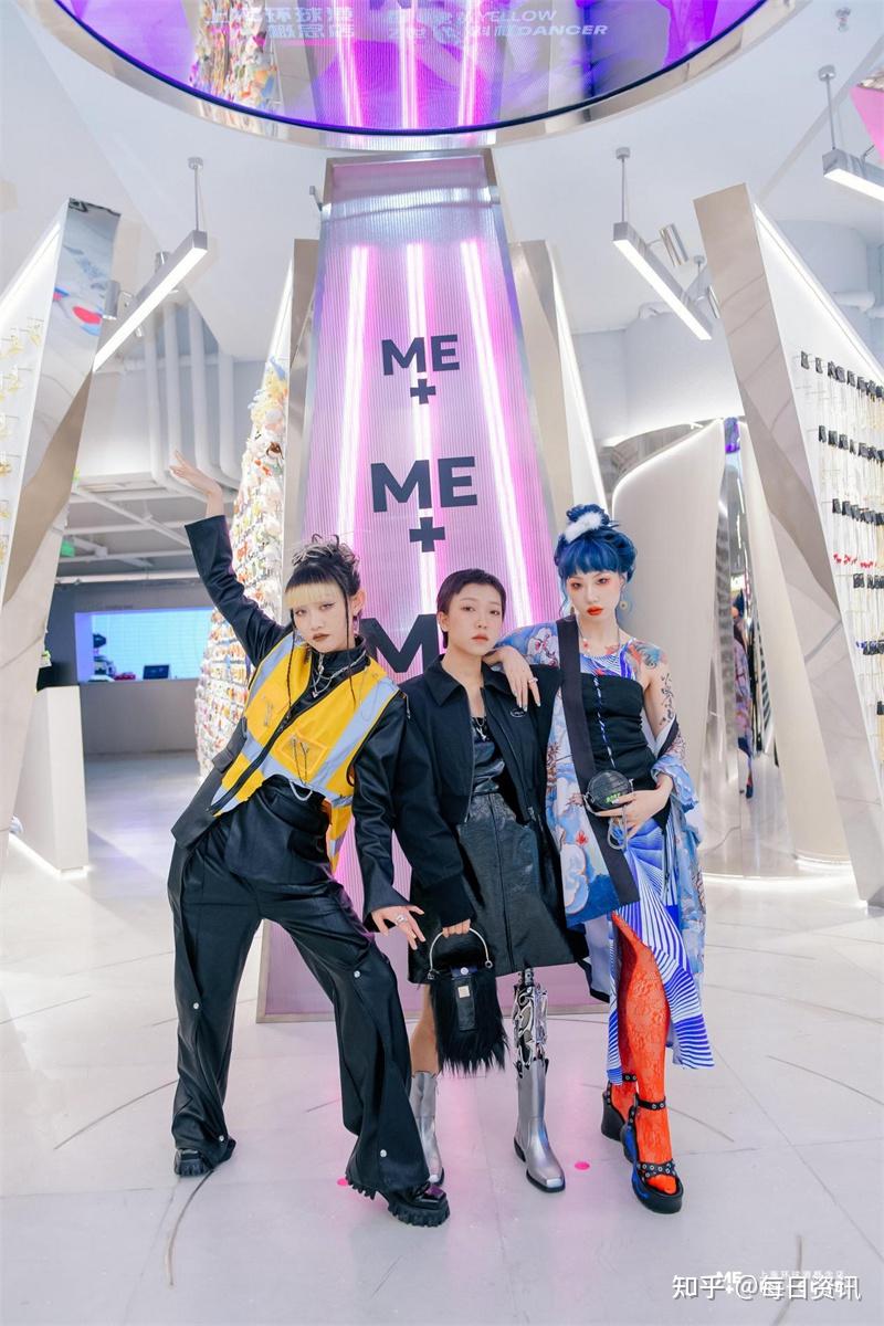 me 是诞生于2020年的新世代流行饰品品牌,首家概念形象店坐落于上海市