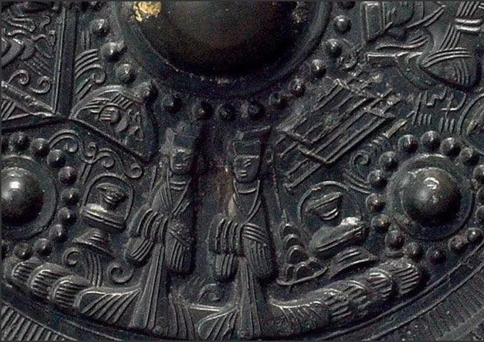 周氏作伍子胥画像镜"周氏作"伍子胥画像镜主区以四乳钉间隔,逆时针