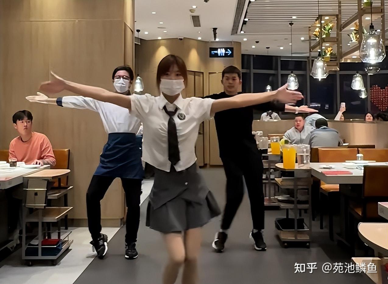 来事,前一段时间"科目三"舞曲大火,热度至今不减,海底捞员工现学现卖