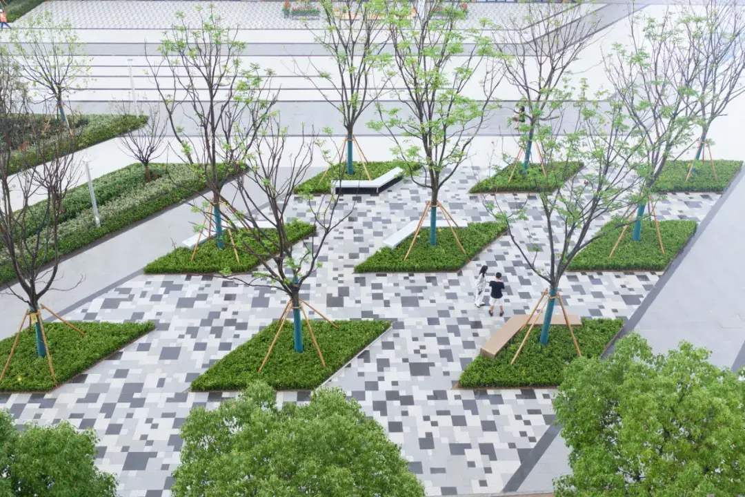 "play"到底,嗨翻天在社区商业街的前场空间,我们结合30米绿线公园打造