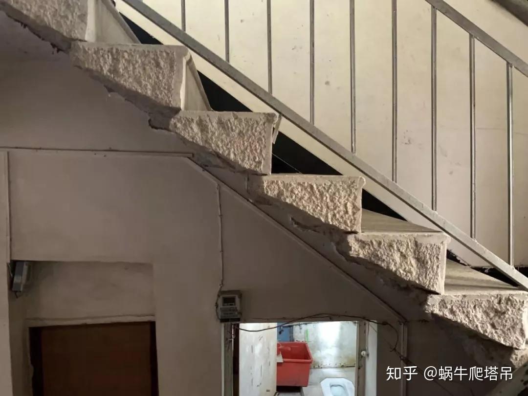 大部分房屋出现时墙体开裂,主要出在在门窗洞口位置,反坎和砌体交界处