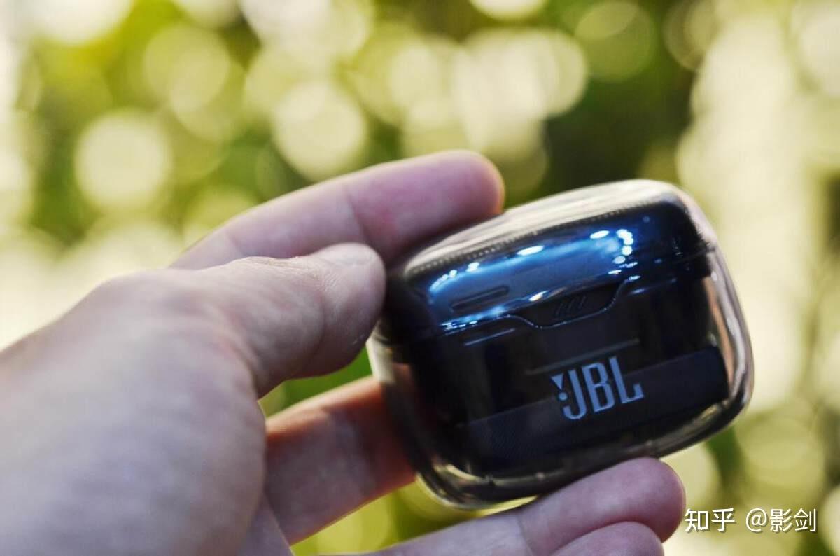 不愧为世界一流大厂出品,jbl的新款tws「琉璃豆」,颜值,功能,声音都不