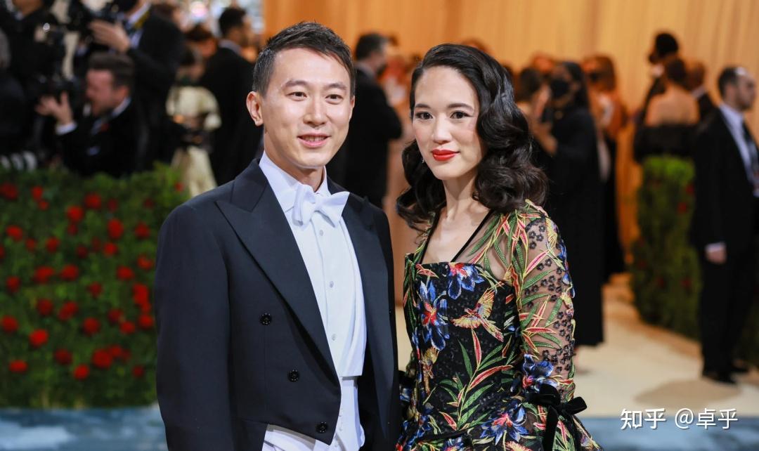 而在哈佛读书期间,周受资通过邮件,认识了他现在的妻子,vivian kao