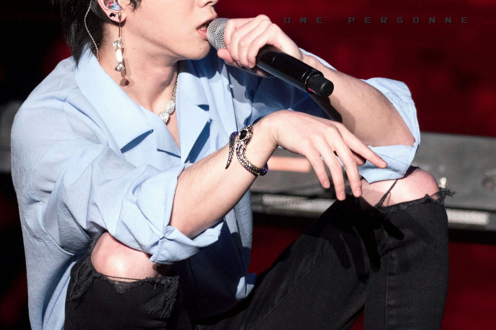 有哪些好看的华晨宇照片无水印的