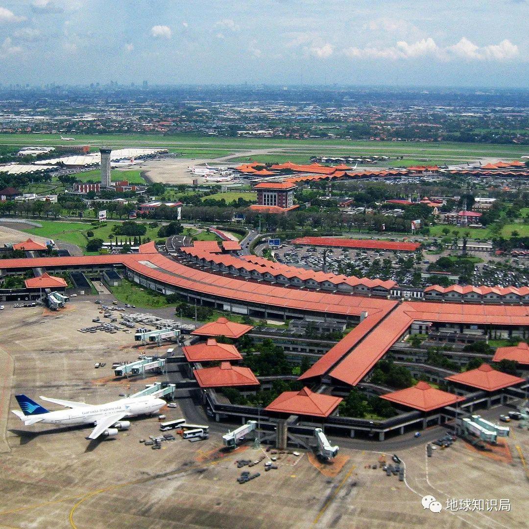 登巴萨国际机场在巴厘岛，印度尼西亚 编辑类照片. 图片 包括有 拱道, 时间, 手段, 旅游, 印度尼西亚 - 104784771