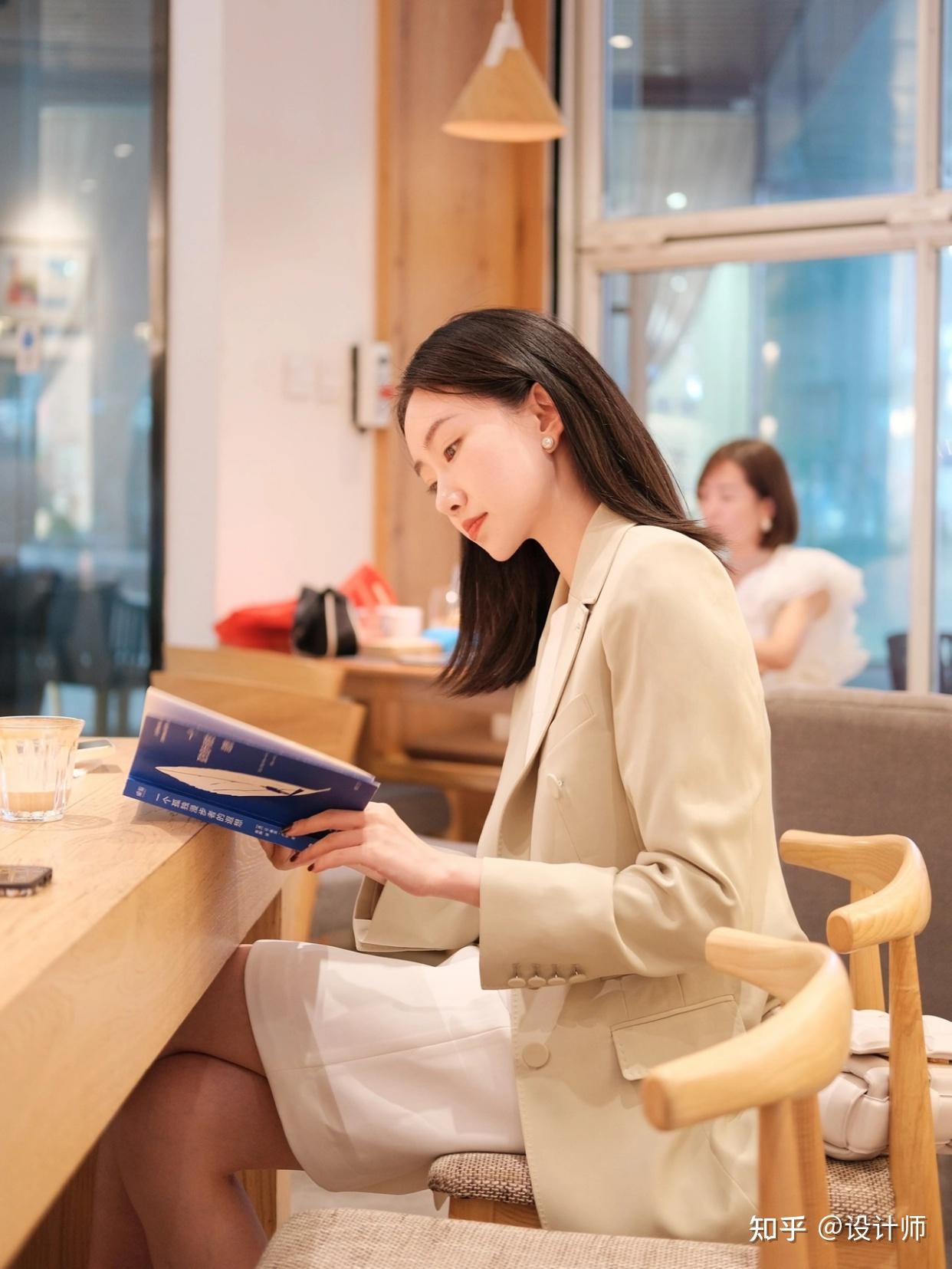 职场女性拍照指南,跟着这些姿势摆拍,拍照干净气质,优雅好看