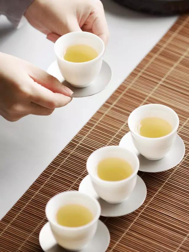 持杯时不能抓杯口,也不要边奉茶边说话,以防唾沫溅入杯中.